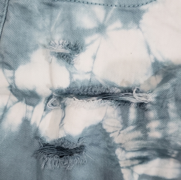 Blue & White Acid Wash Frayed Stretch Jean Shorts - Picture 5 of 5